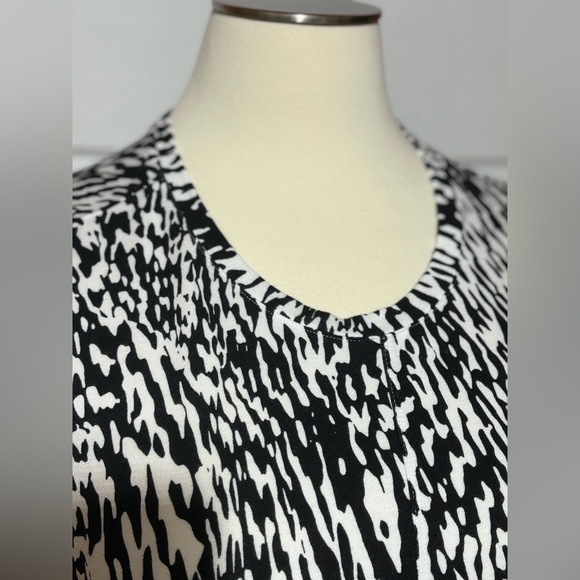 Liz Claiborne e 2X white & black tunic top 31” Length 25” p2p 21” sleeve 24-38 - Picture 4 of 8